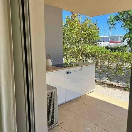 Appartement Face Au Bateaux, Neuf, 2 , Jardin *