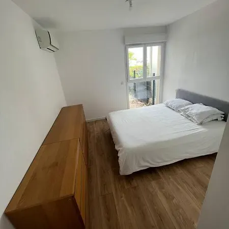 Appartement Face Au Bateaux, Neuf, 2 , Jardin *